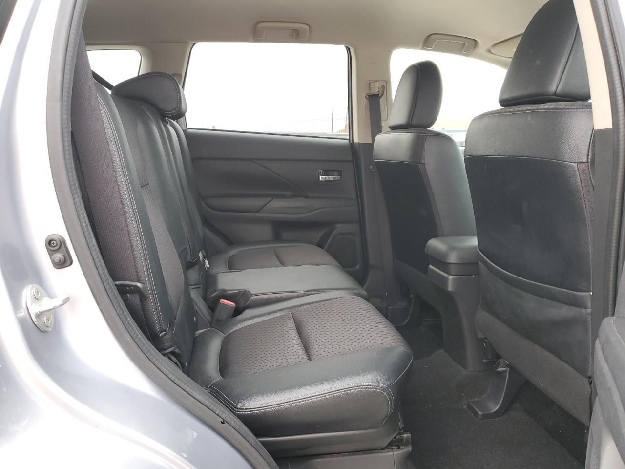 2015 Mitsubishi Outlander - Image 11