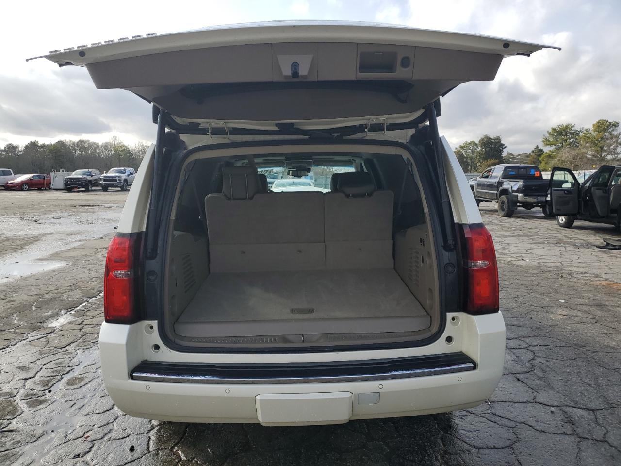 2015 Chevrolet Suburban - Image 6
