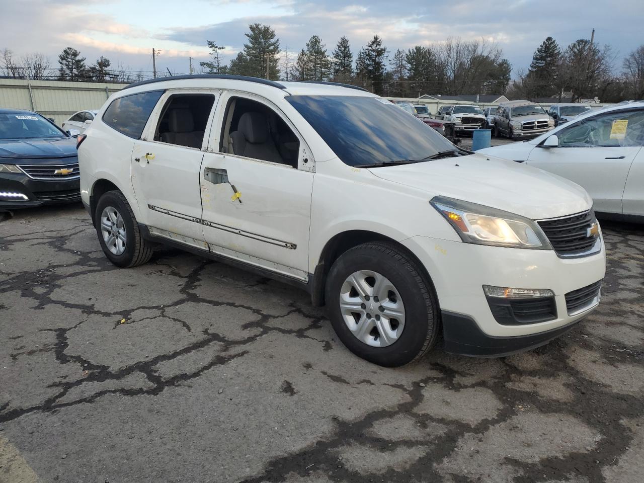 VIN 1GNKRFED6FJ152503 2015 CHEVROLET TRAVERSE no.4