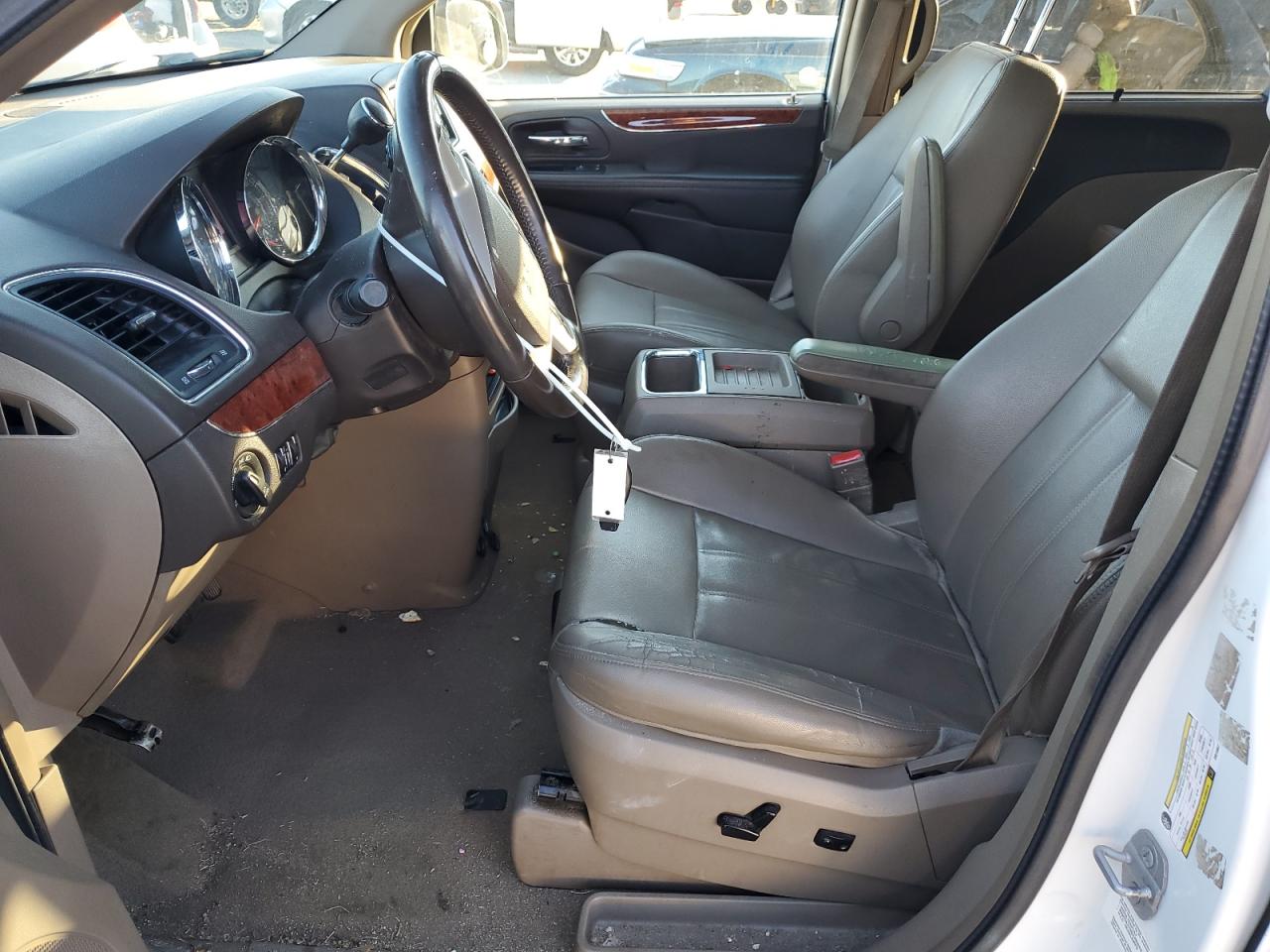 2014 Chrysler Town & Country - Image 7