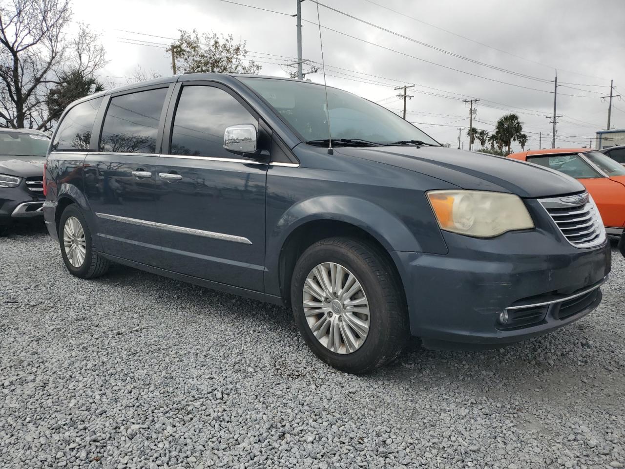 2013 Chrysler Town & Country - Image 4