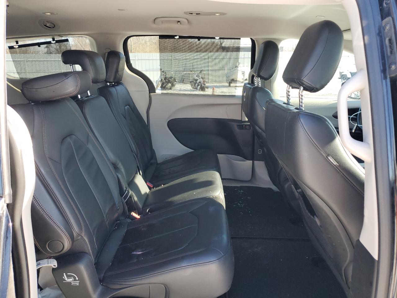 2017 Chrysler Pacifica - Image 11