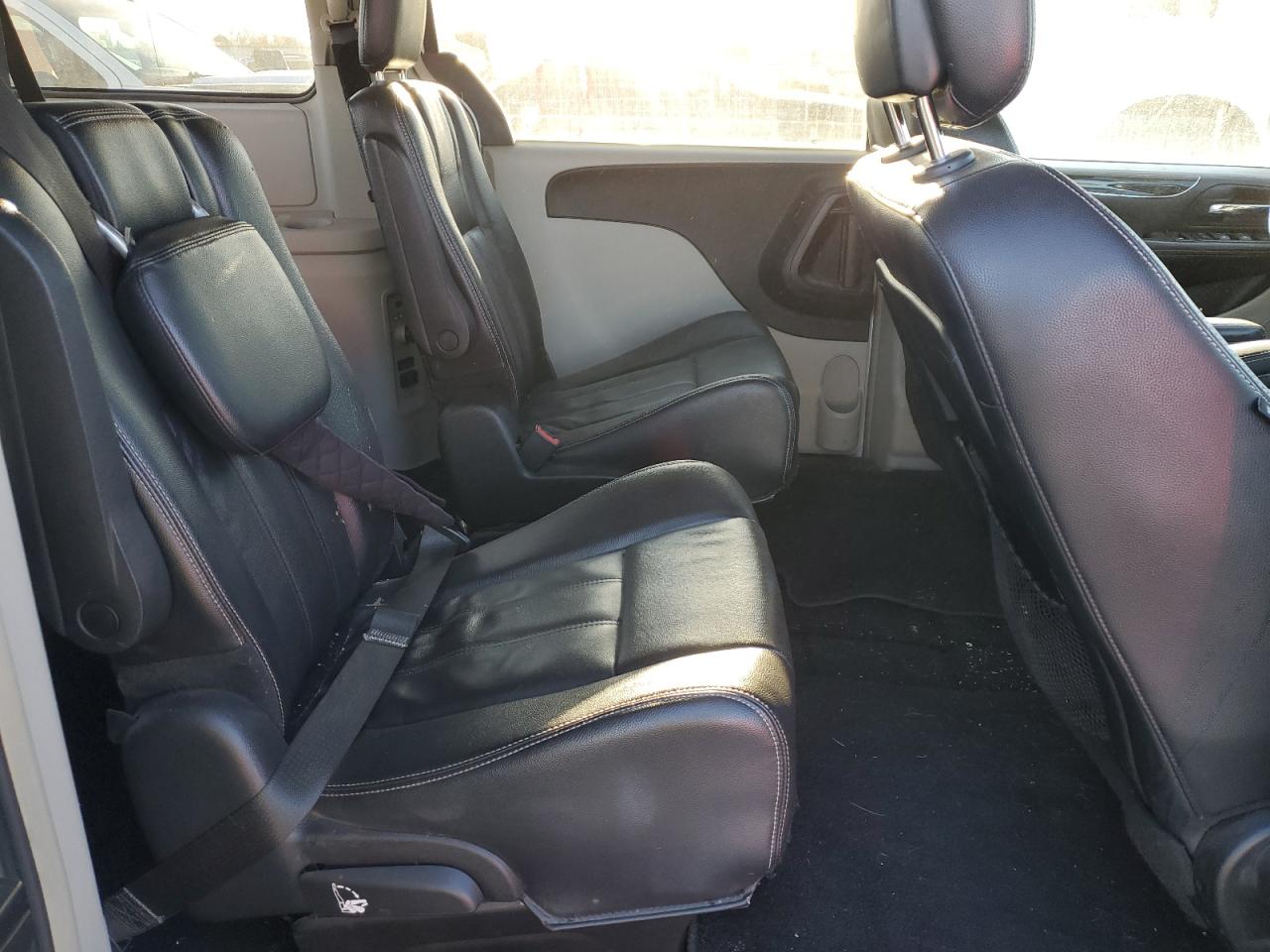2014 Chrysler Town & Country - Image 11