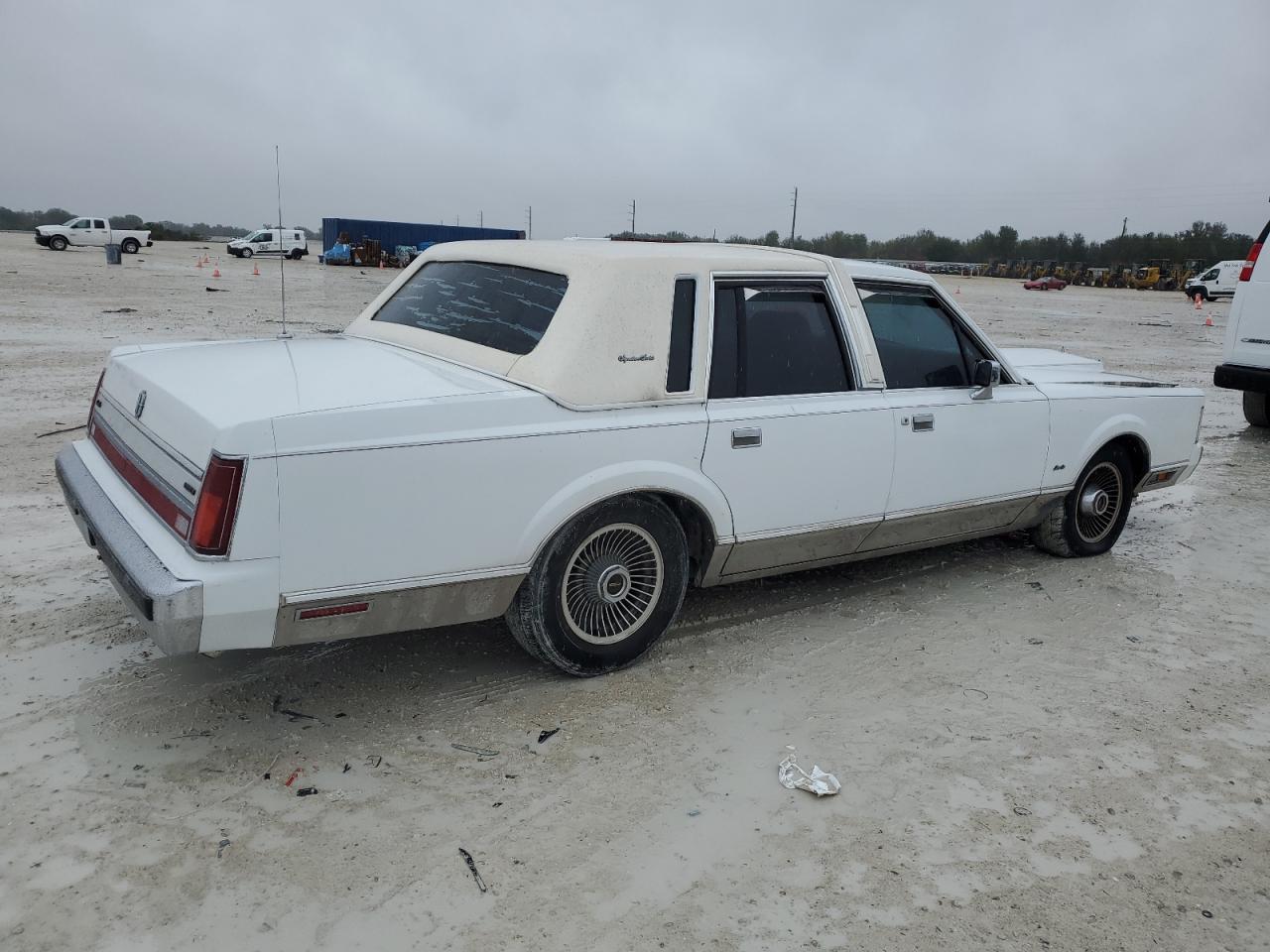 1988 Lincoln Town Car - Image 3
