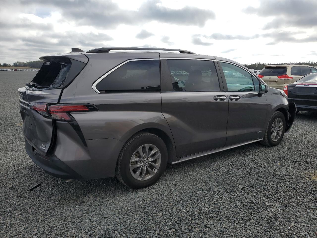 2021 Toyota Sienna - Image 3