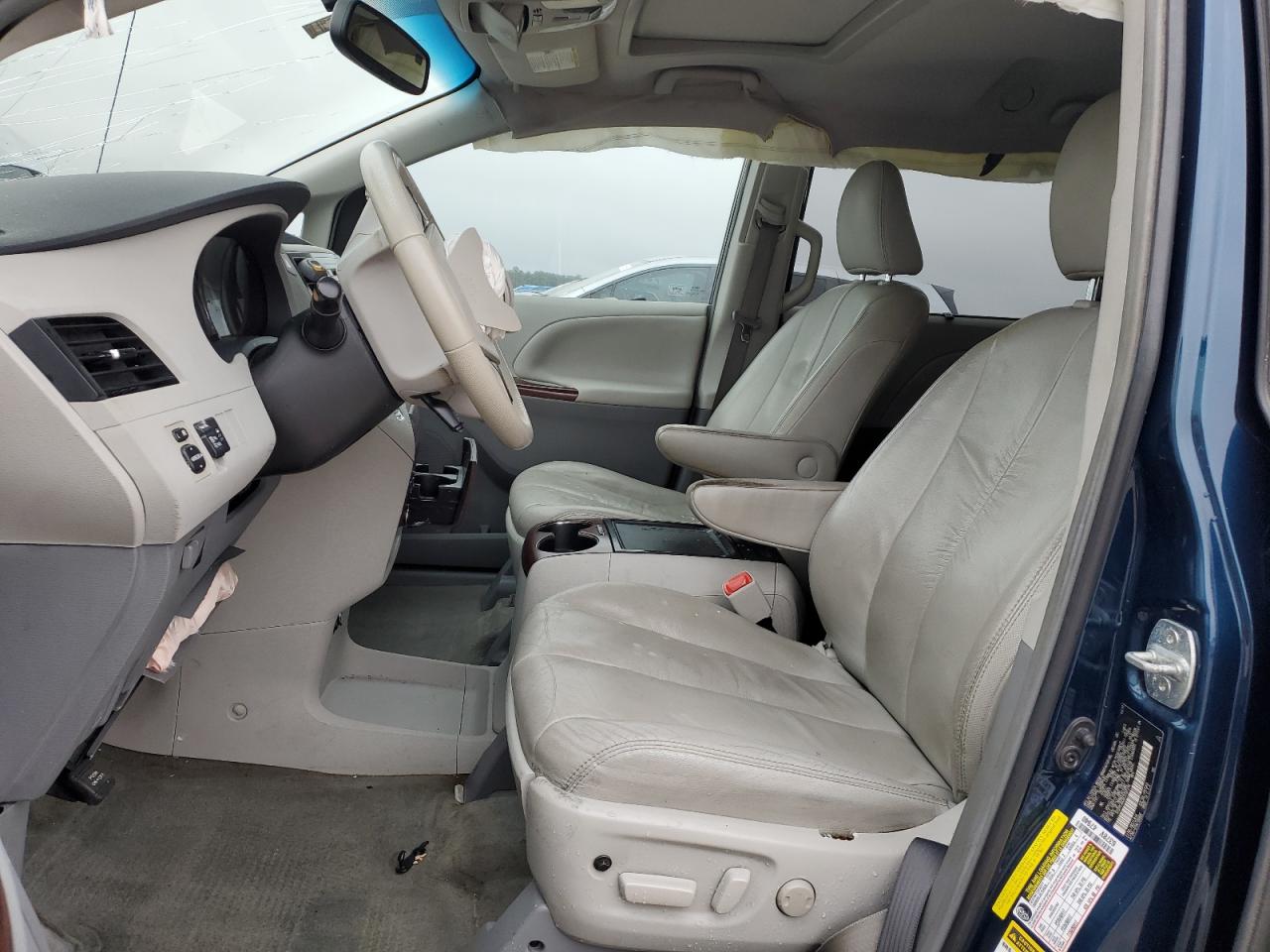 2012 Toyota Sienna - Image 7