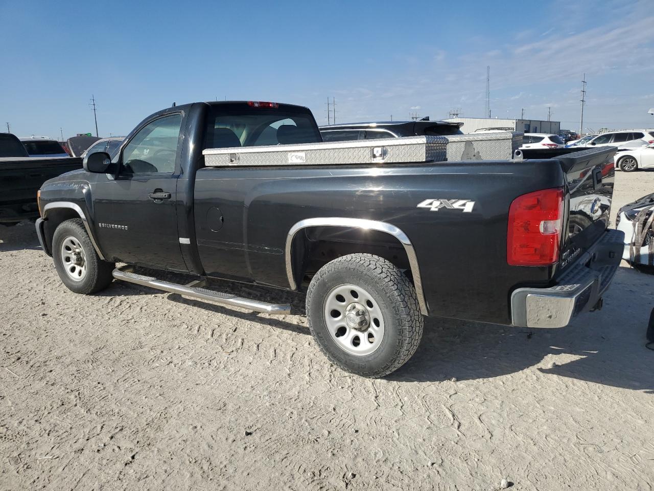 2007 Chevrolet Silverado - Image 2
