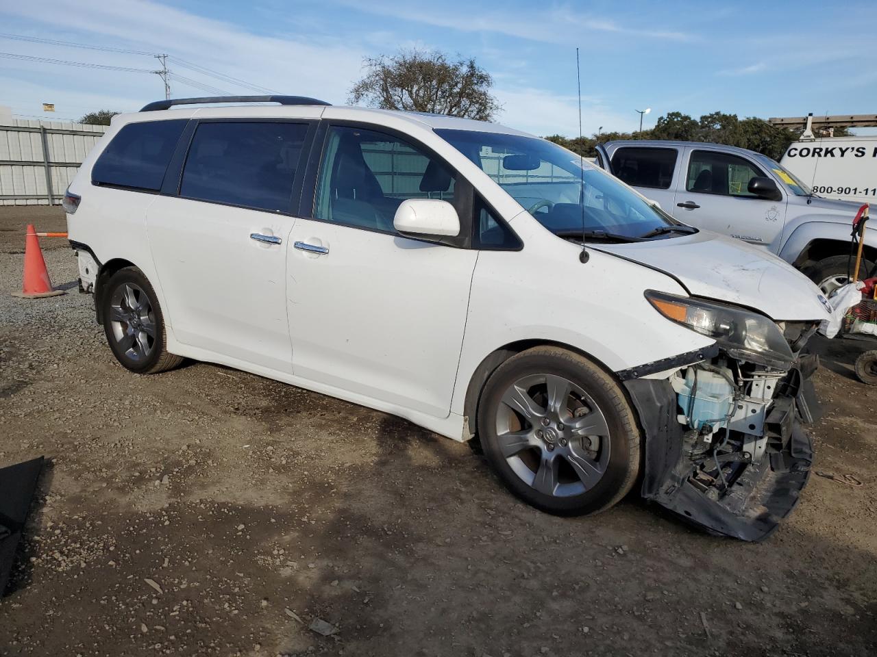 2014 Toyota Sienna - Image 4
