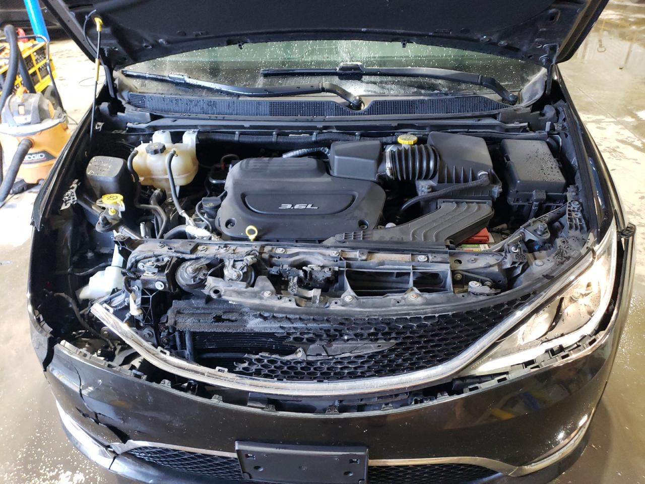 2018 Chrysler Pacifica - Image 12