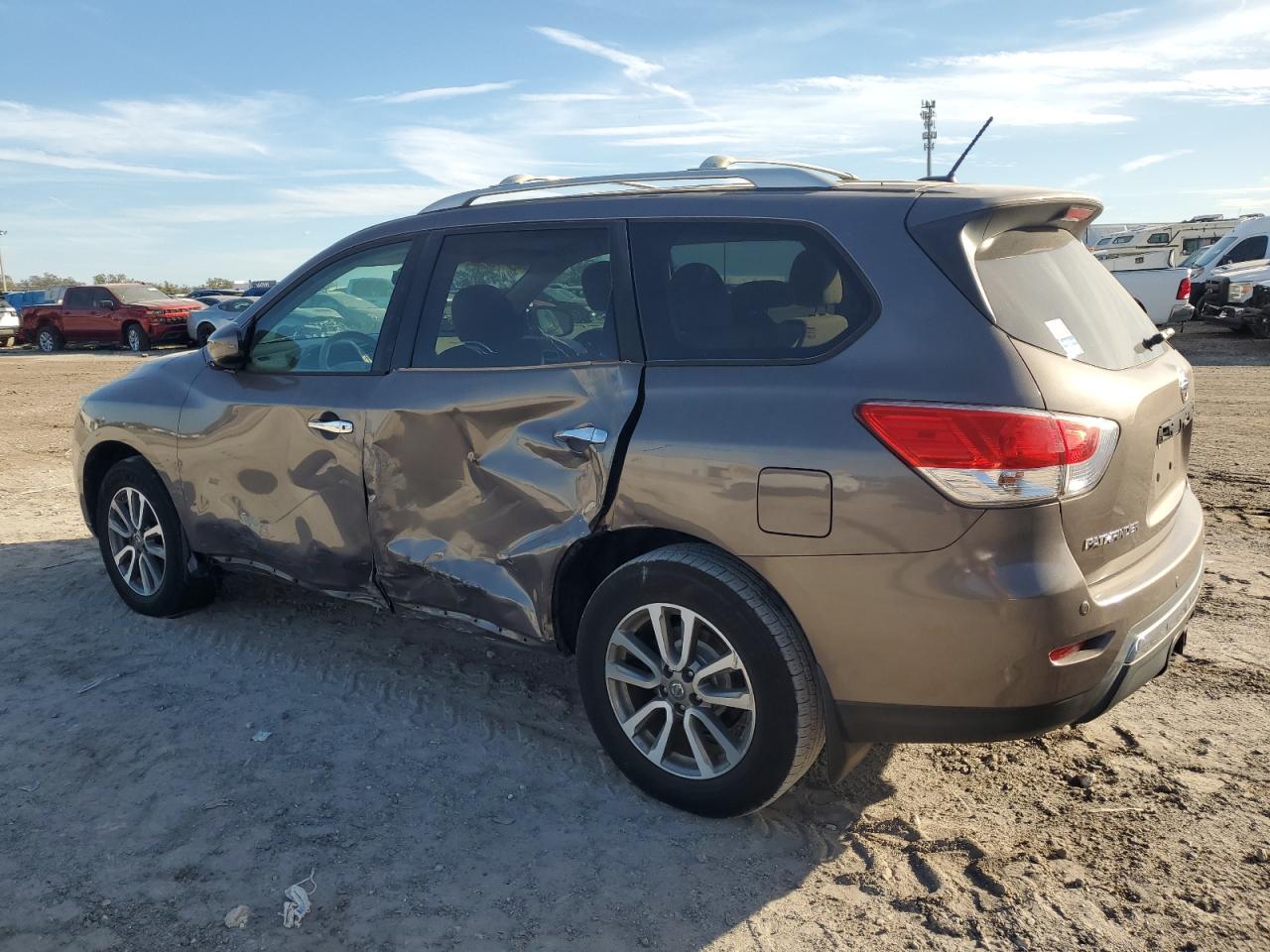 2013 Nissan Pathfinder - Image 2