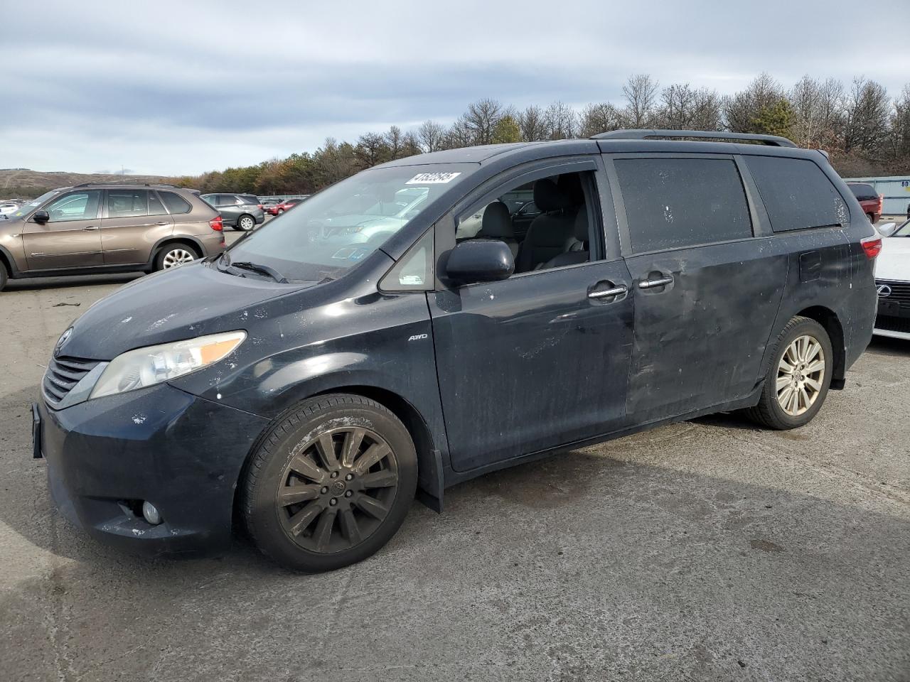 2017 Toyota Sienna Xle for Sale in Brookhaven, NY - Side