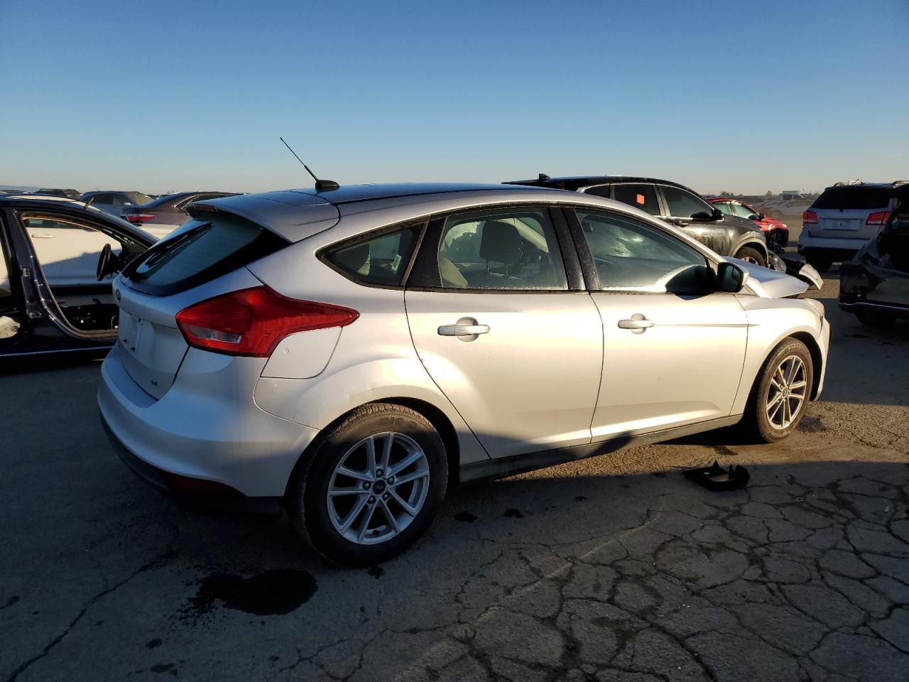 VIN 1FADP3K25JL273535 2018 FORD FOCUS no.3