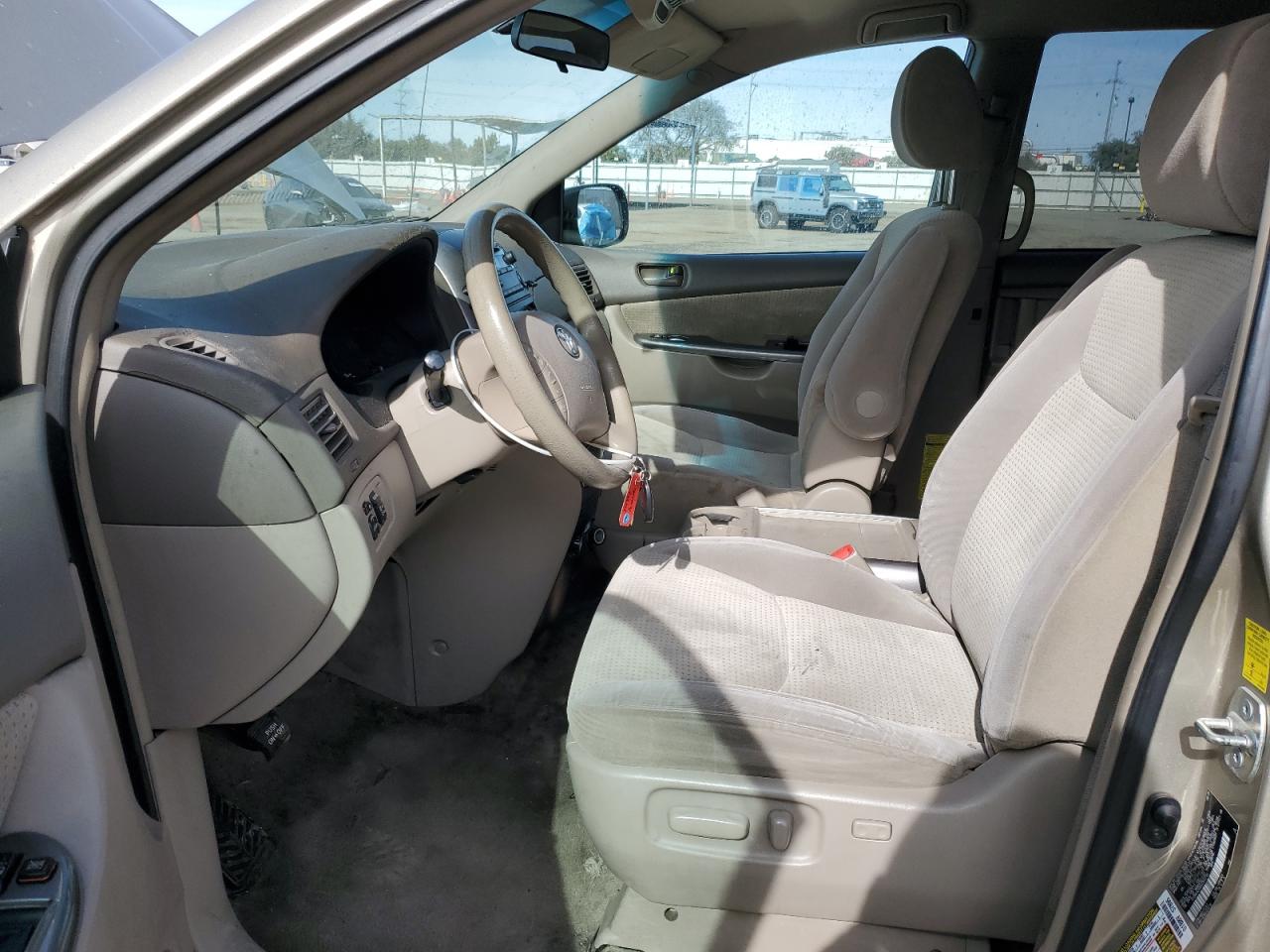 2010 Toyota Sienna - Image 7