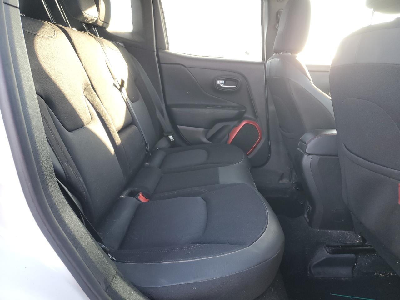2017 Jeep Renegade - Image 11