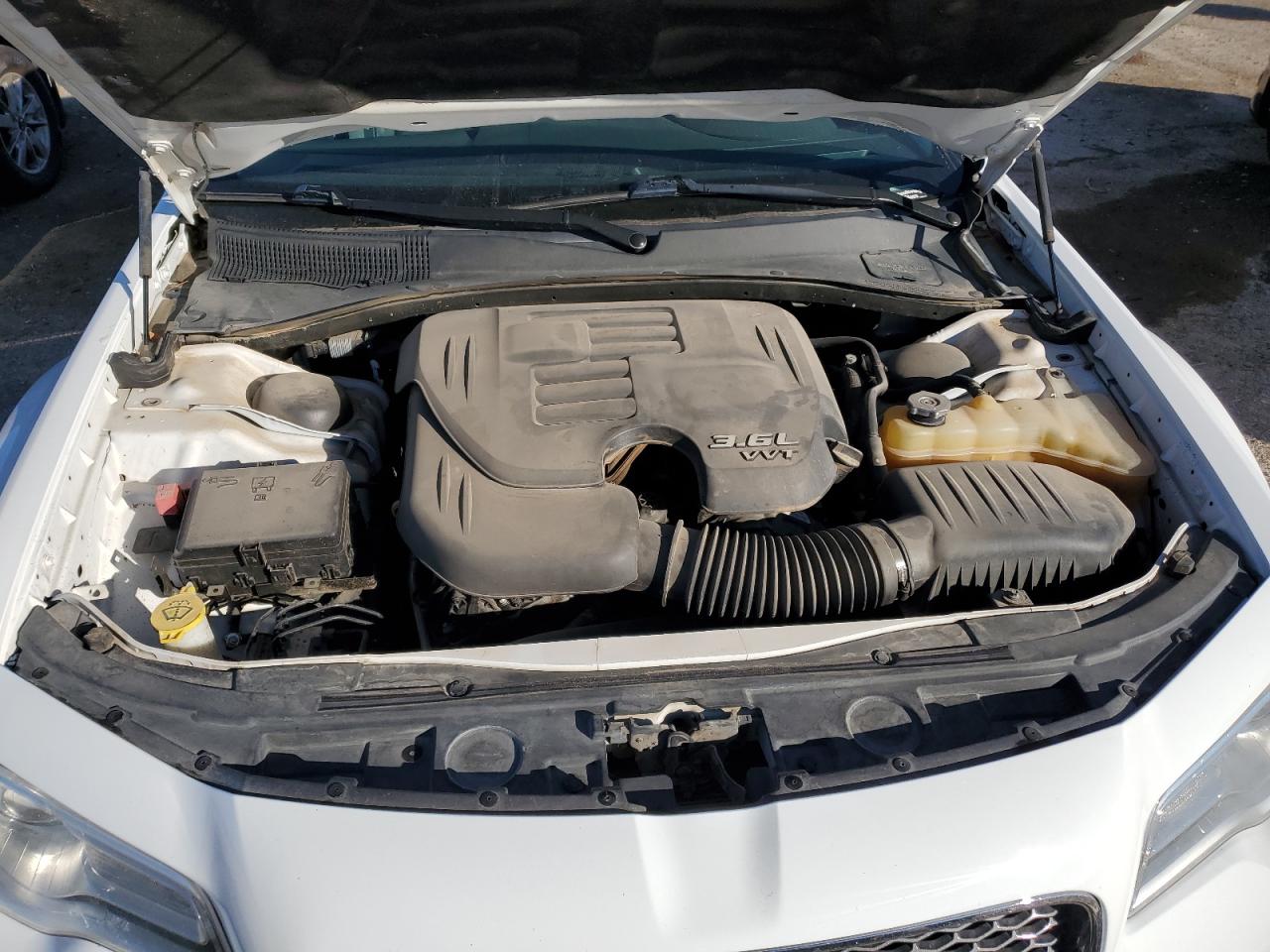 2016 Chrysler 300 - Image 11