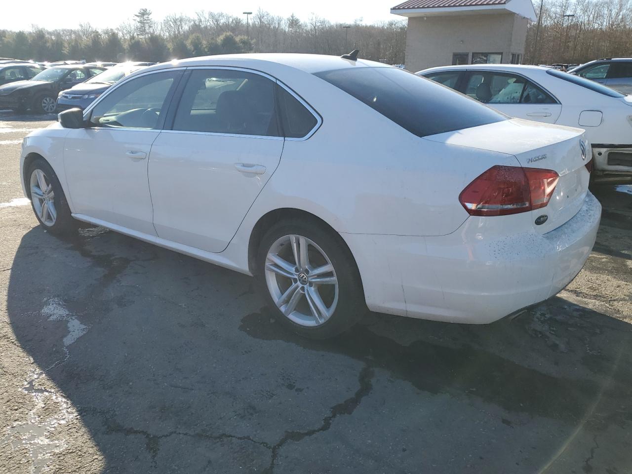 2014 Volkswagen Passat - Image 2