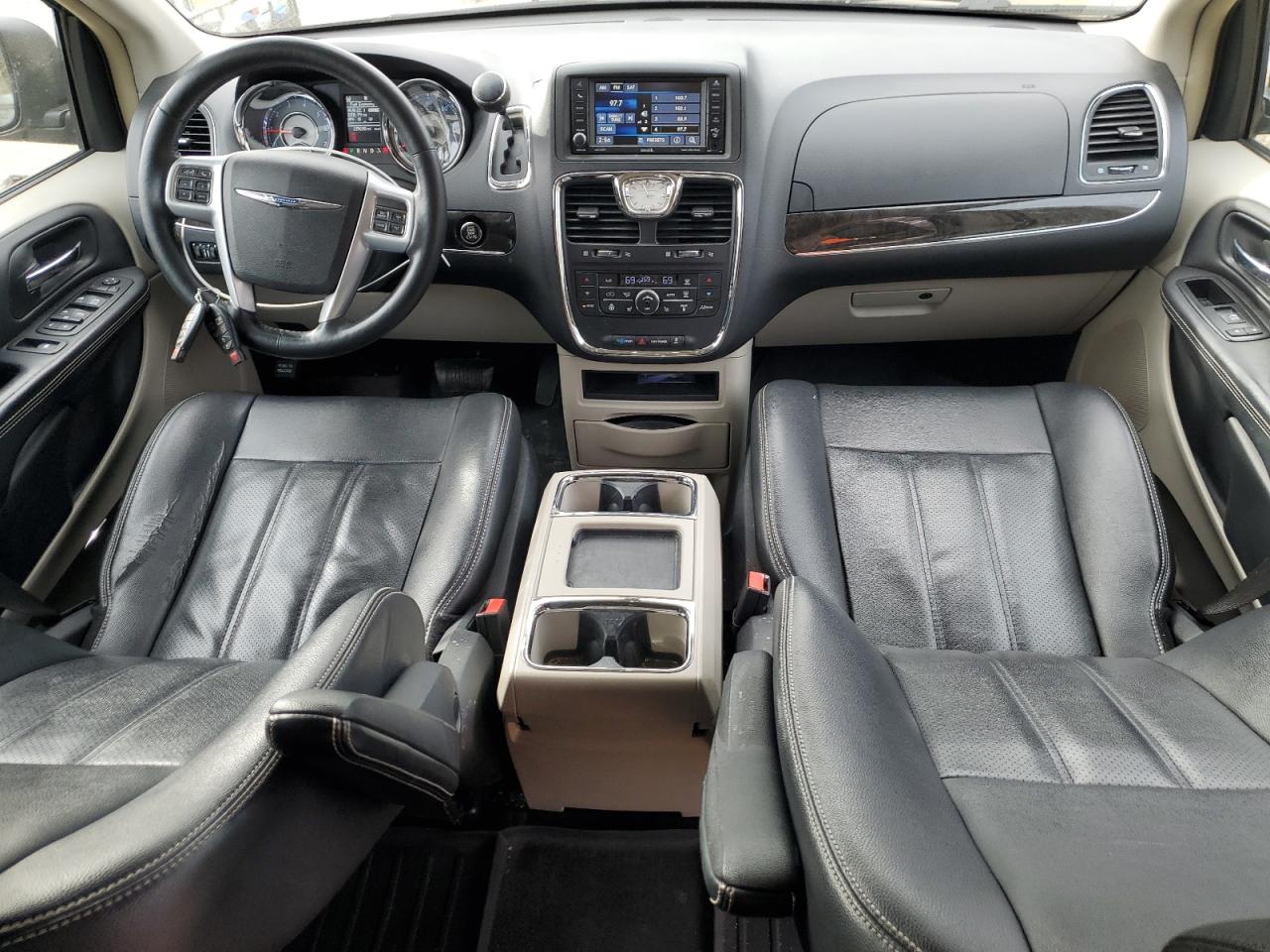2014 Chrysler Town & Country - Image 8