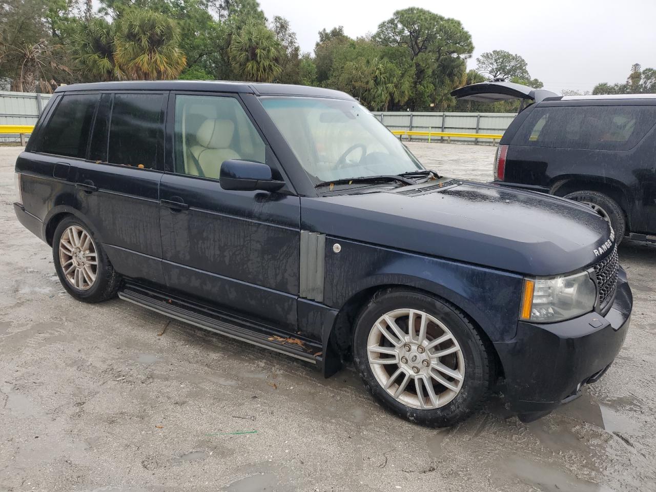 2010 Land Rover Range Rover - Image 4