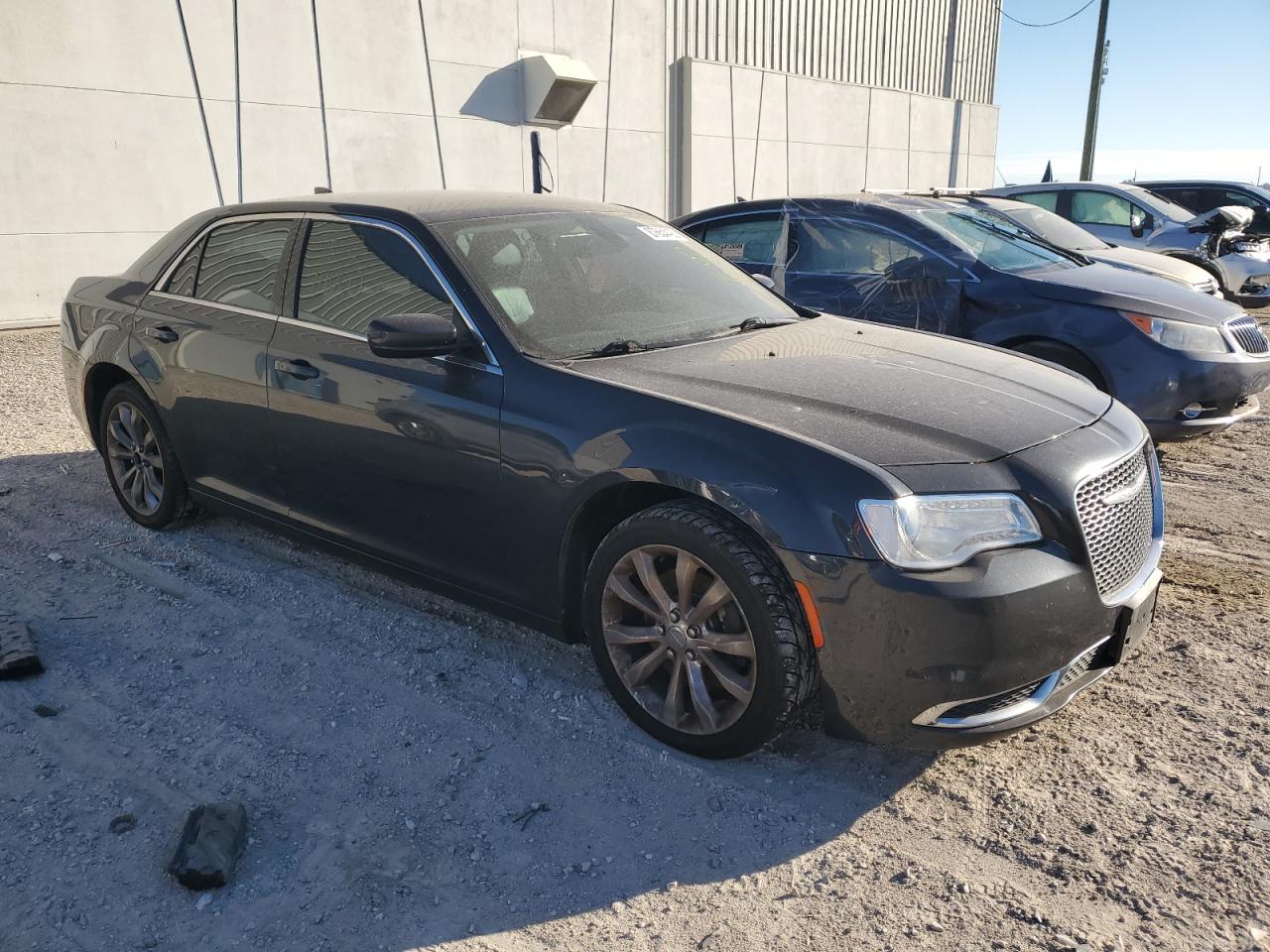 VIN 2C3CCARG5HH614578 2017 CHRYSLER 300 no.4