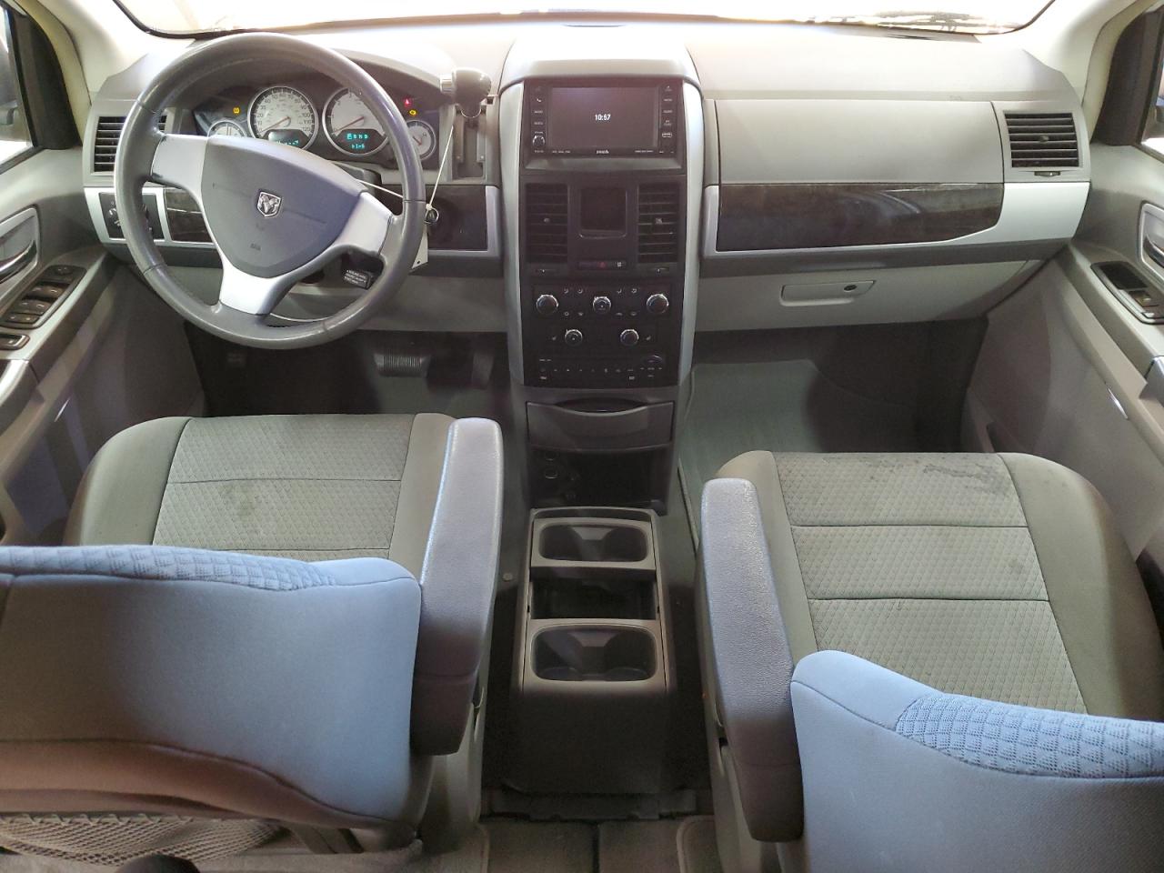 2010 Dodge Caravan - Image 8