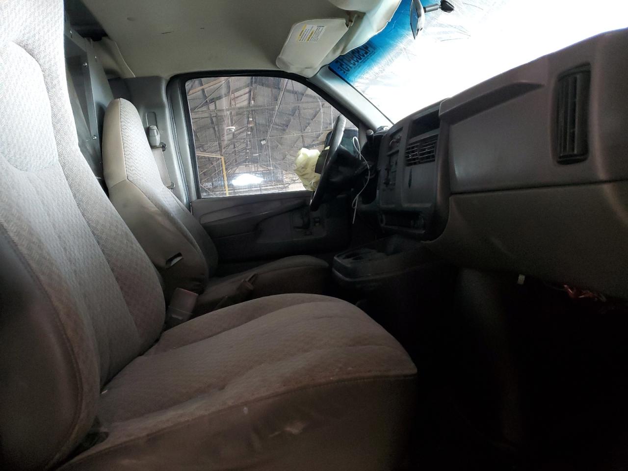 2004 GMC Savana - Image 10