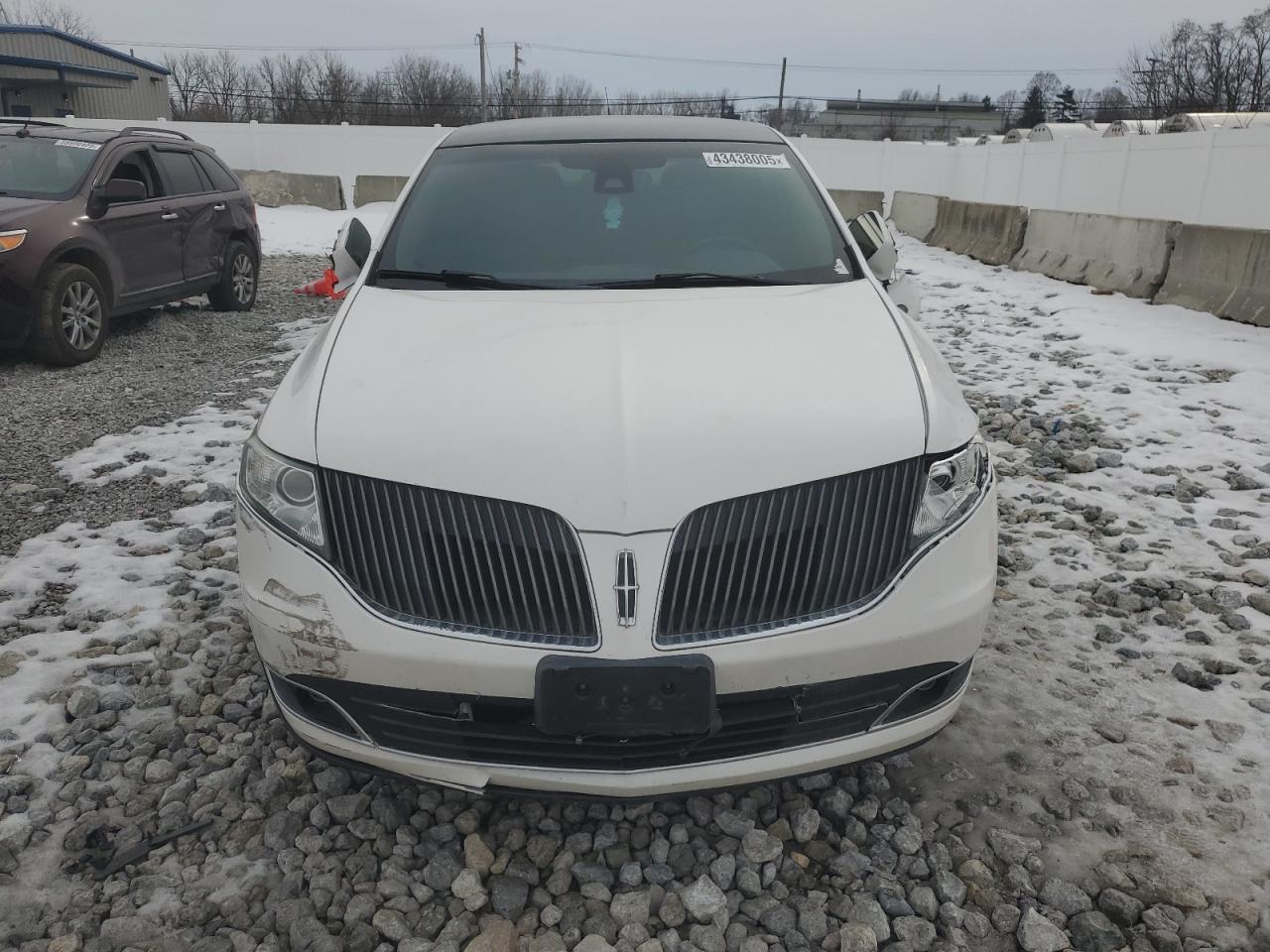 2016 Lincoln MKT - Image 5