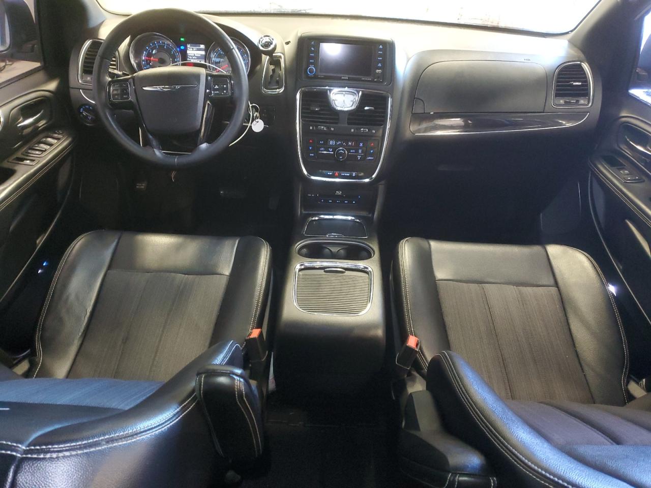 2014 Chrysler Town & Country - Image 8