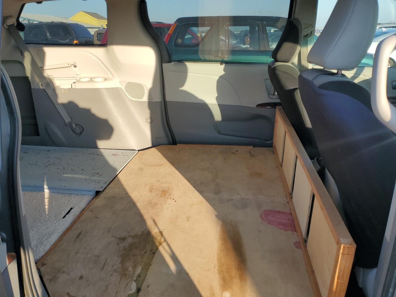 2012 Toyota Sienna - Image 11