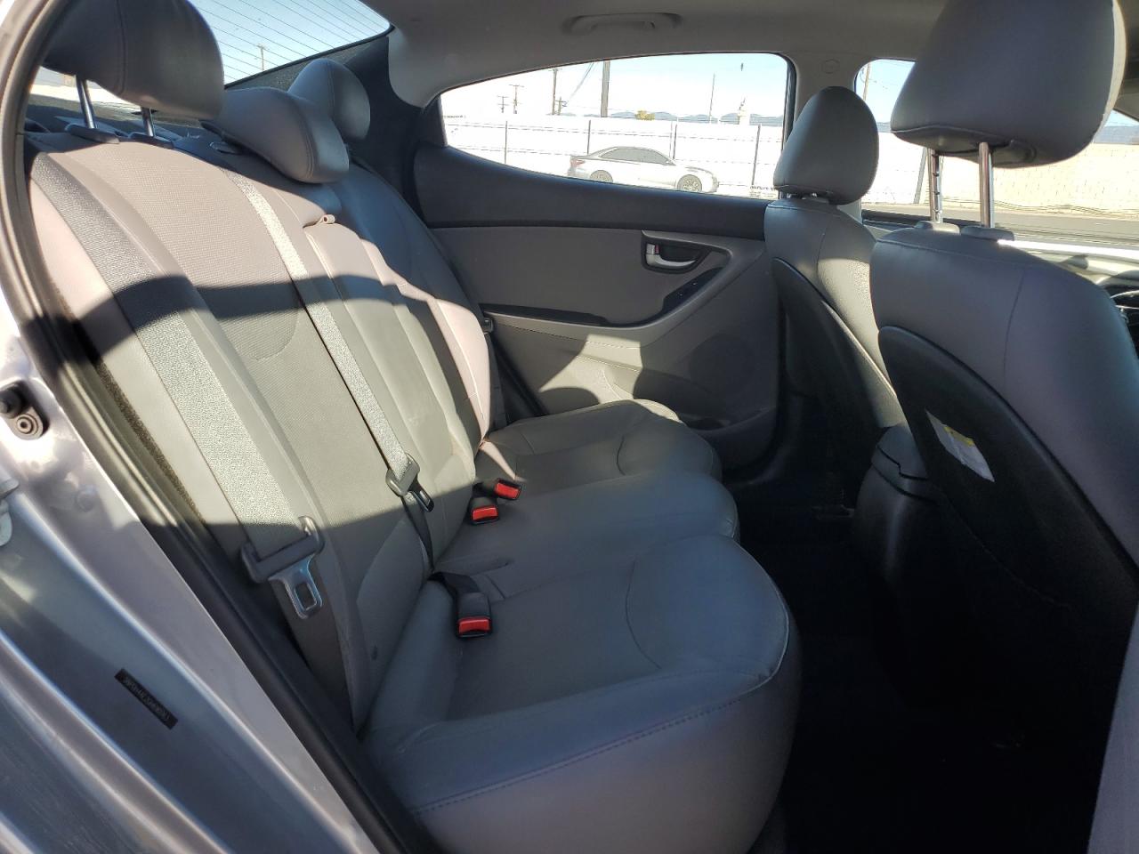 2016 Hyundai Elantra - Image 10