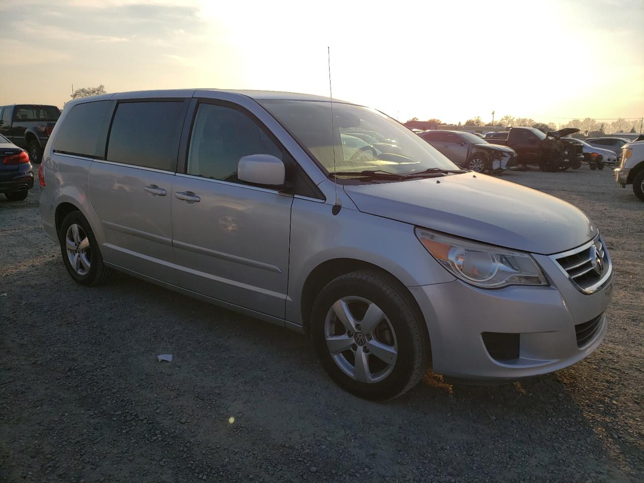 2009 Volkswagen Routan - Image 4