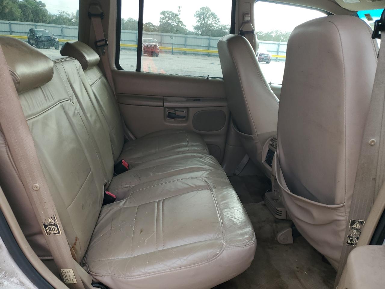 2000 Mercury Mountaineer - Image 11