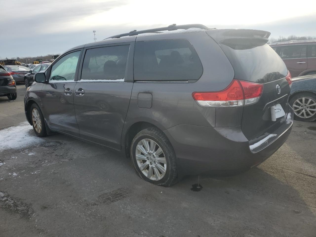 2013 Toyota Sienna - Image 2