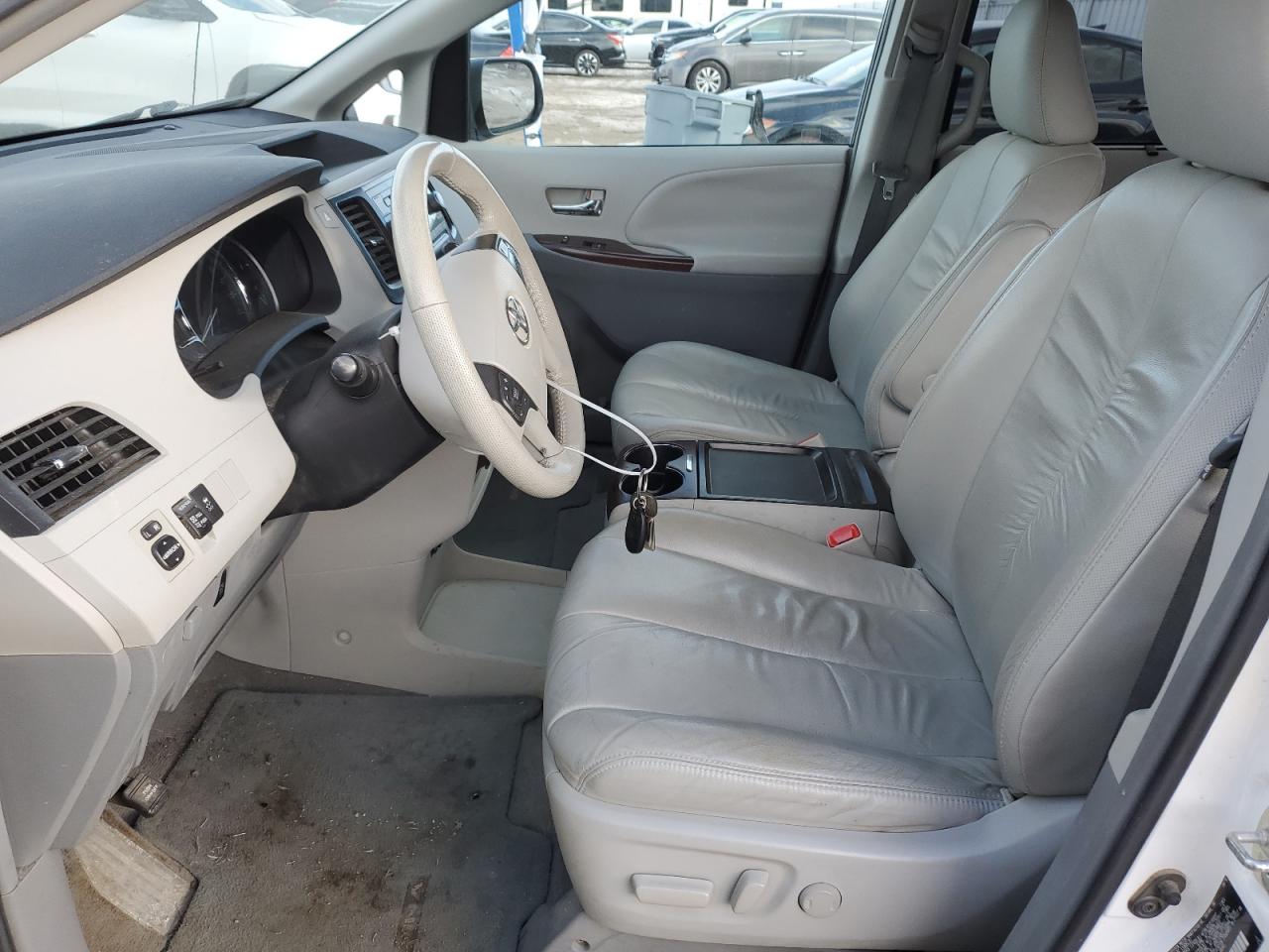 2011 Toyota Sienna - Image 7