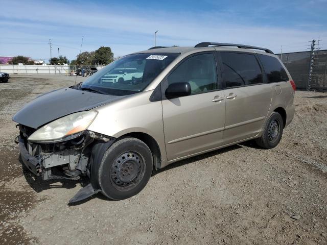 2010 Toyota Sienna Ce продається в San Diego, CA - Front End