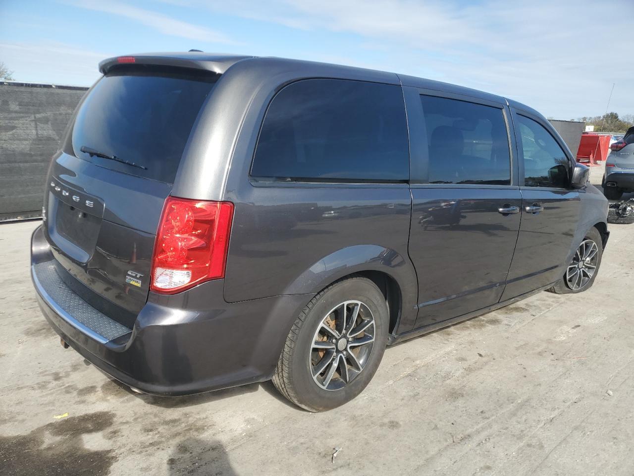 2019 Dodge Caravan - Image 3