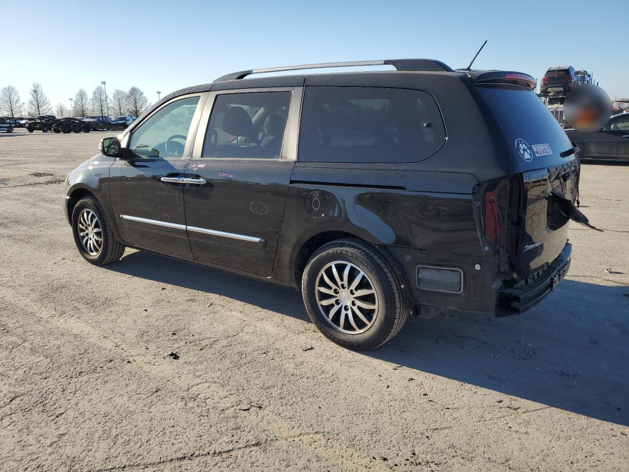 2012 Kia Sedona - Image 2