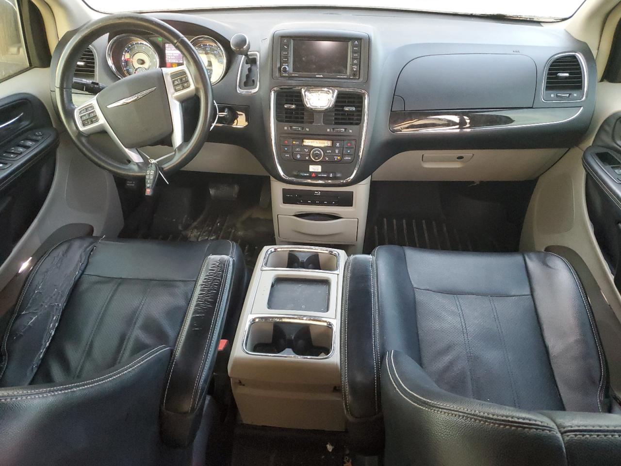2013 Chrysler Town & Country - Image 9