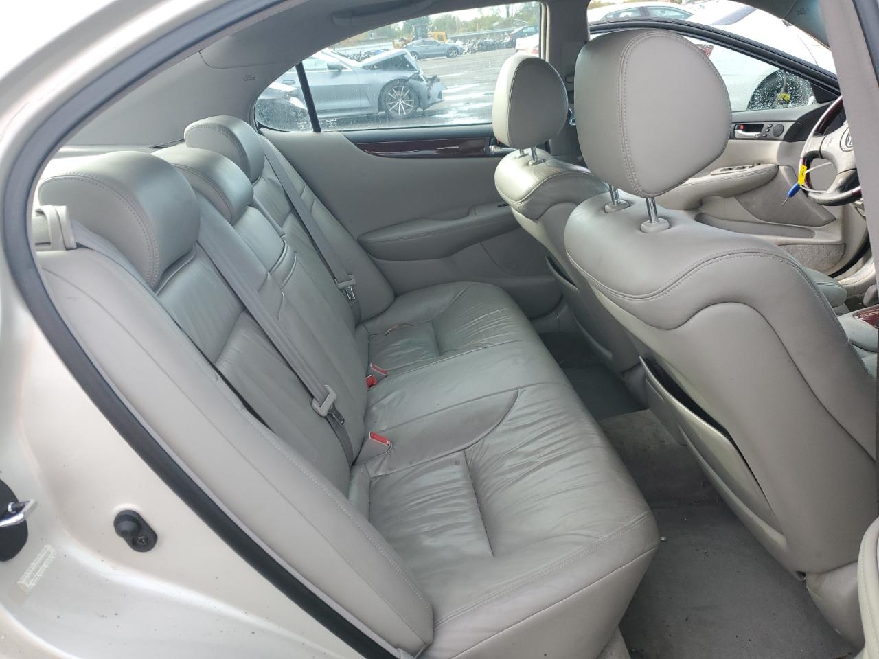 2003 Lexus ES - Image 10