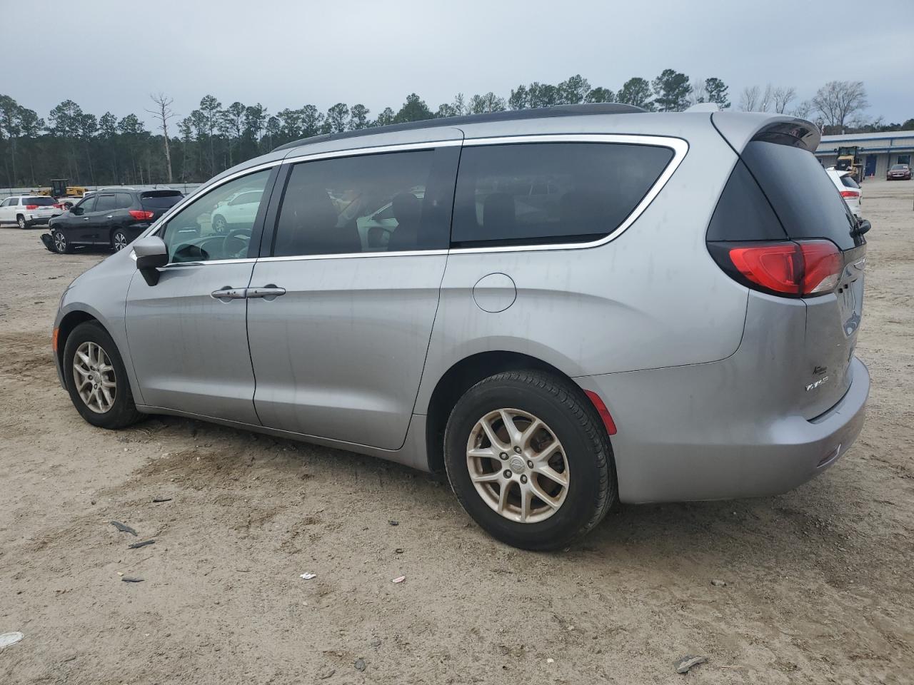 2020 Chrysler Voyager - Image 2