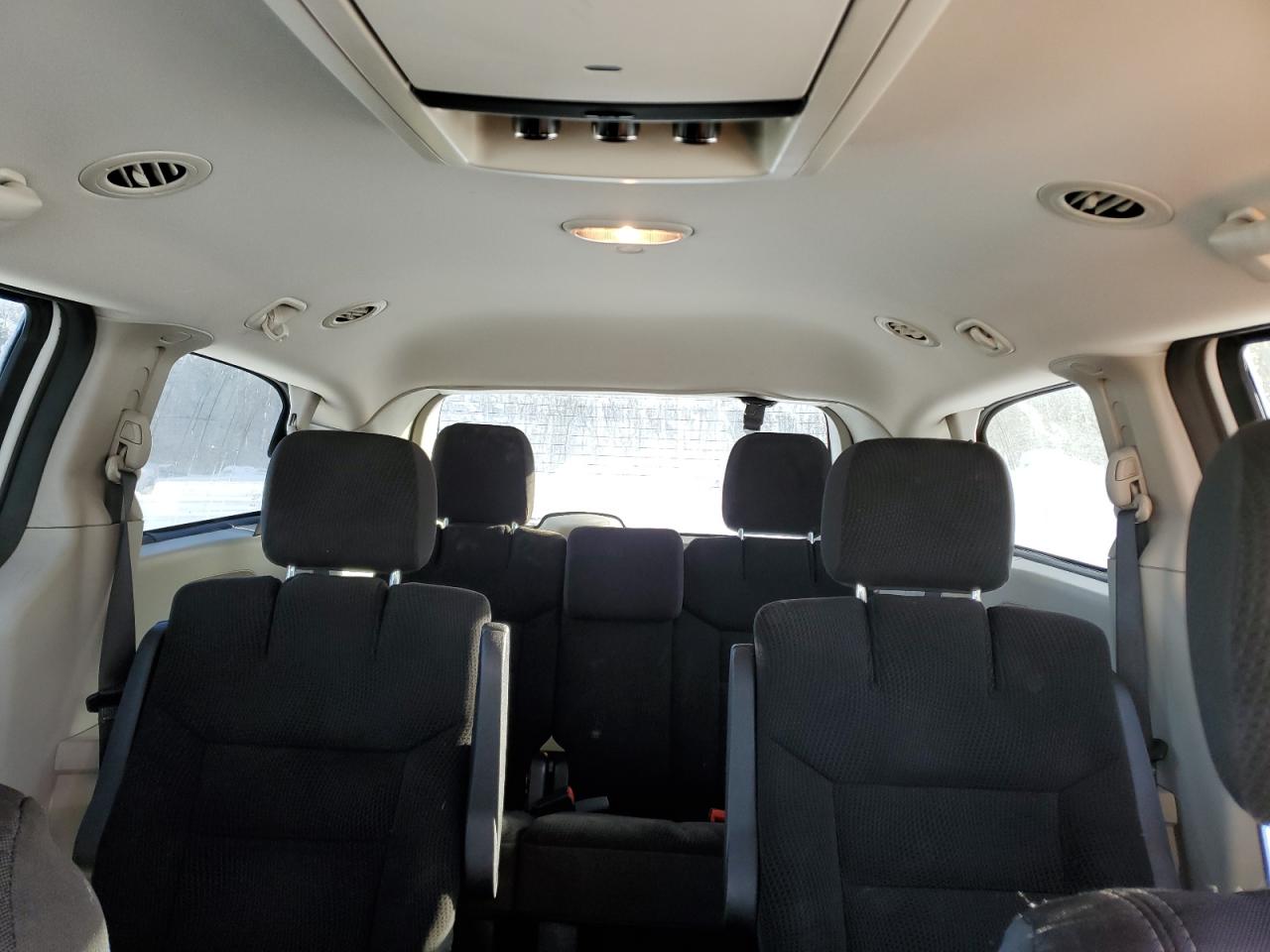 2017 Dodge Caravan - Image 10