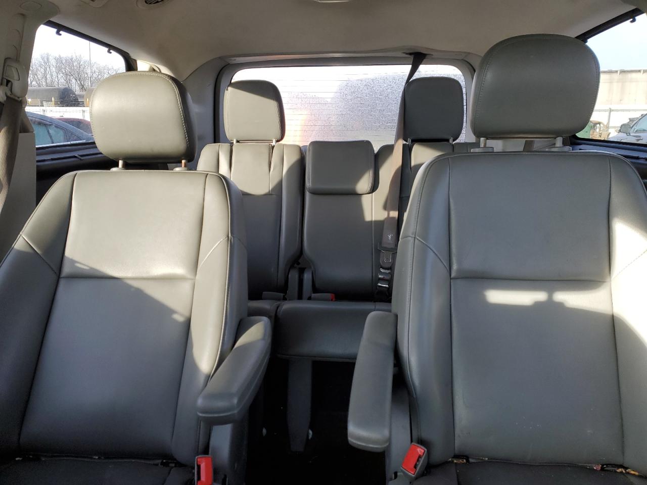 2012 Volkswagen Routan - Image 10
