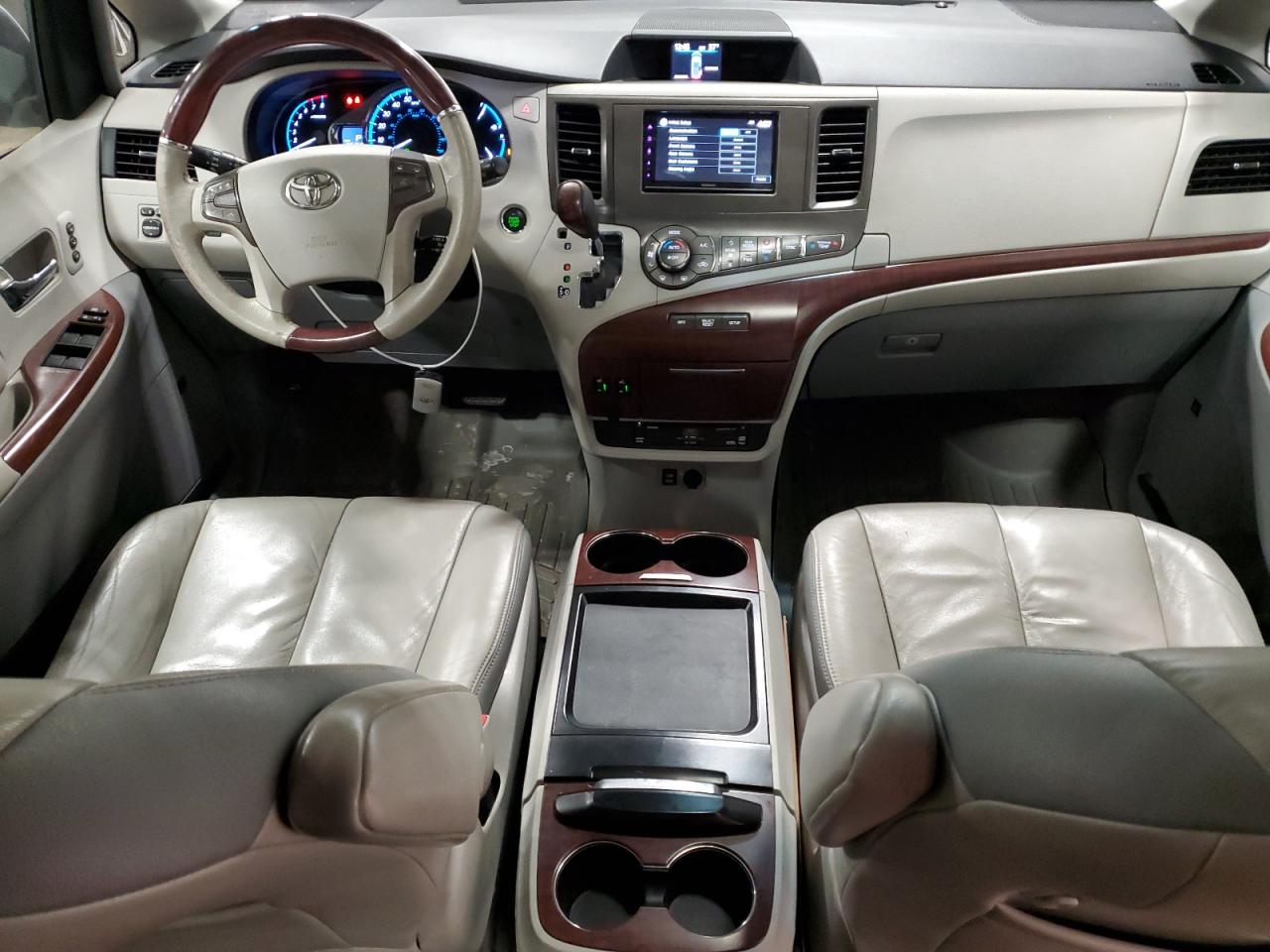 2011 Toyota Sienna - Image 8