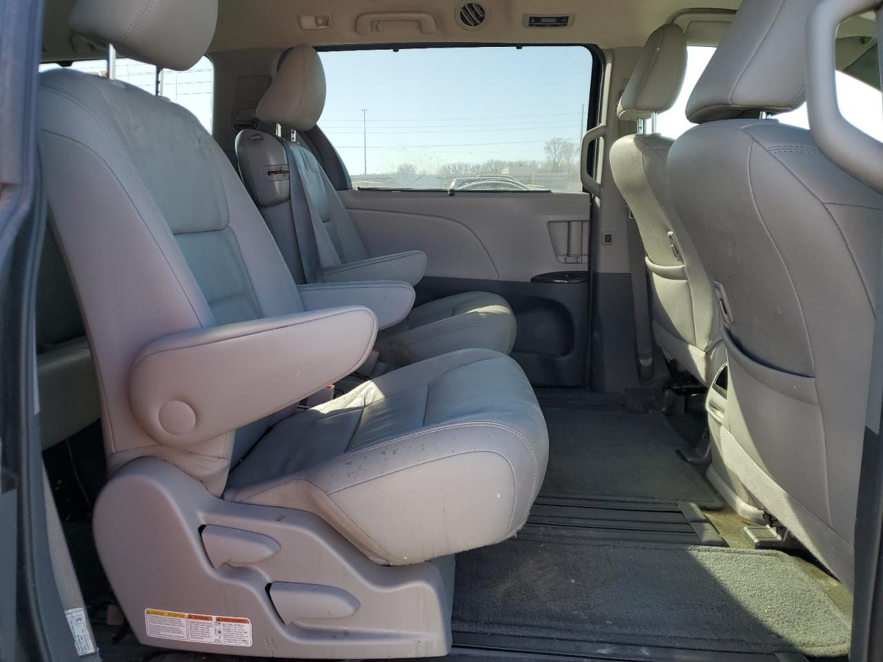 2017 Toyota Sienna - Image 11