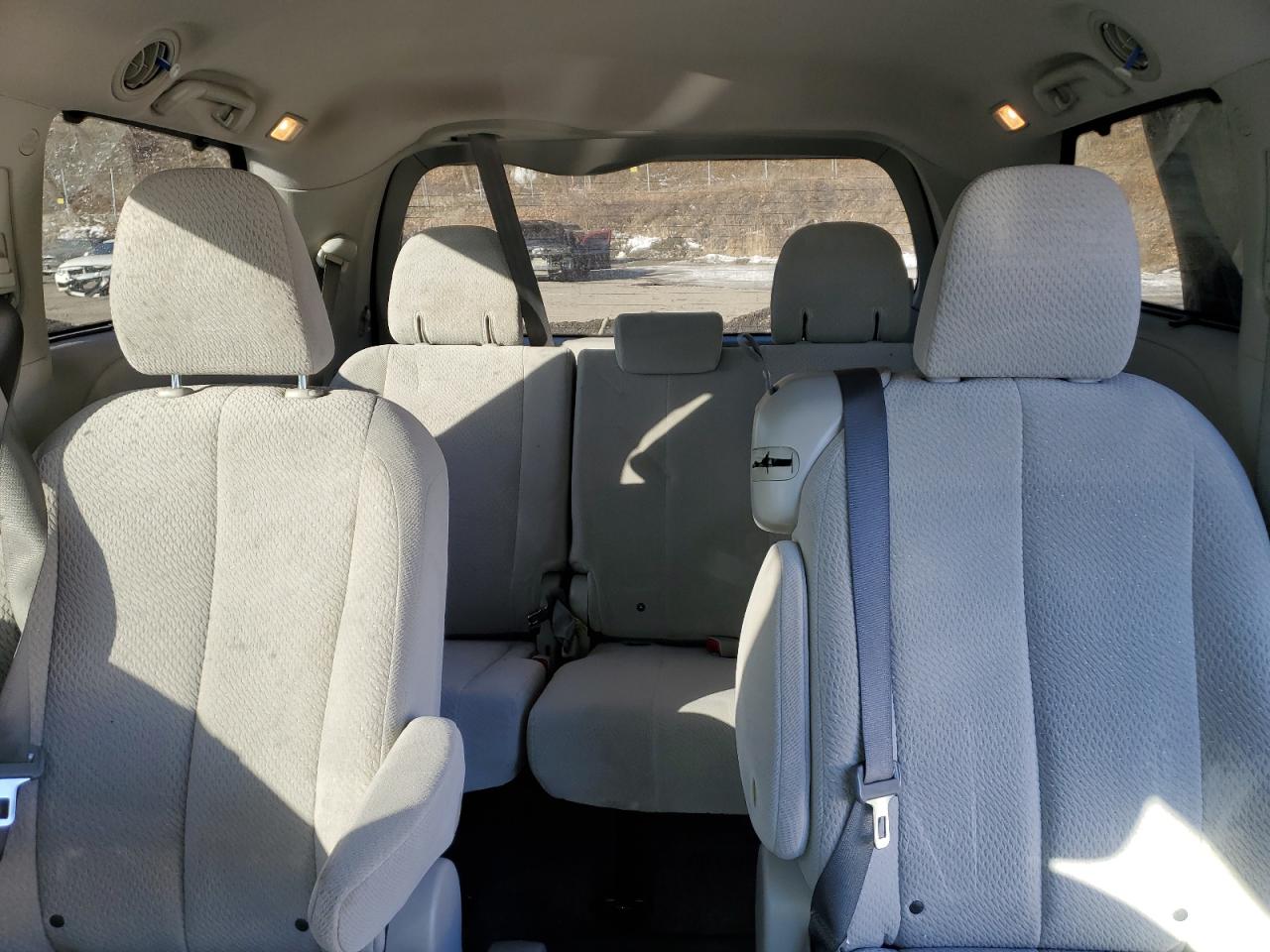 2013 Toyota Sienna - Image 10