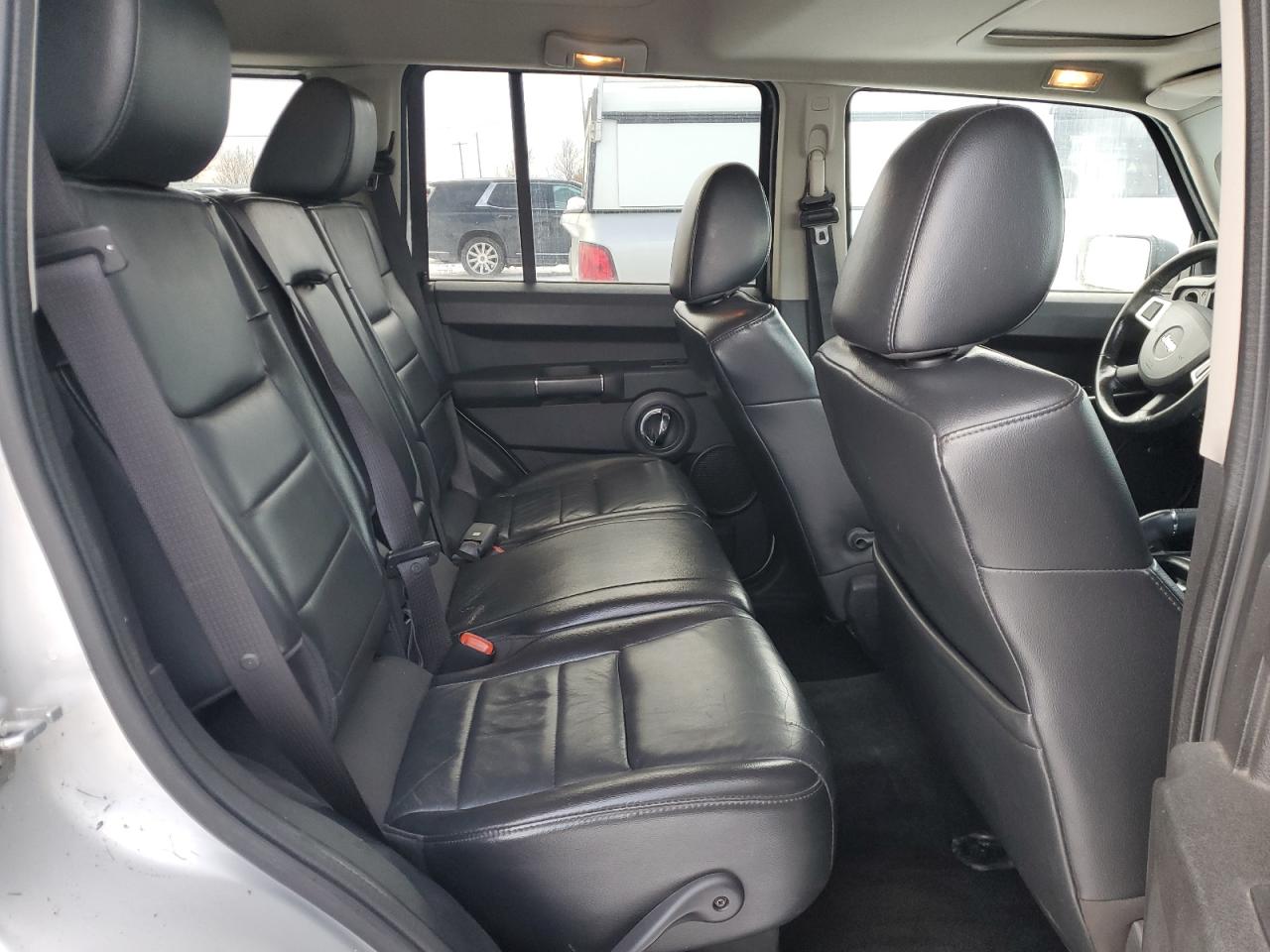 2010 Jeep Commander - Image 11