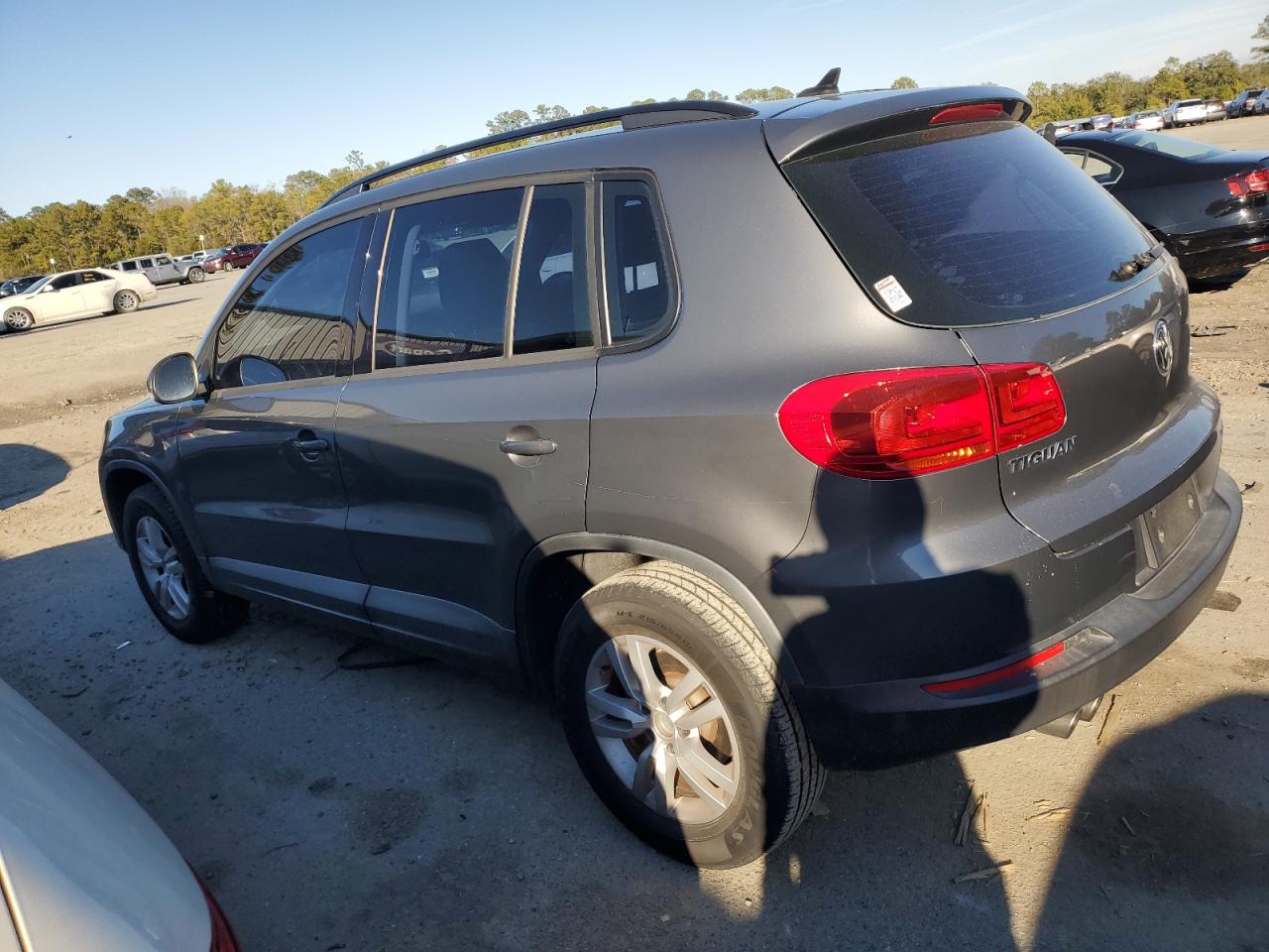 2015 Volkswagen Tiguan - Image 2