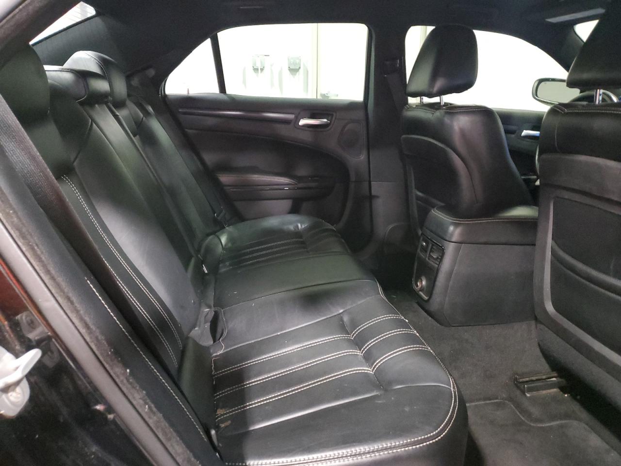 2014 Chrysler 300 - Image 10