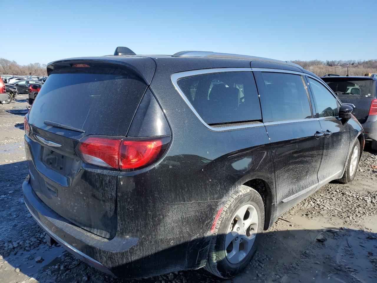 2017 Chrysler Pacifica - Image 3