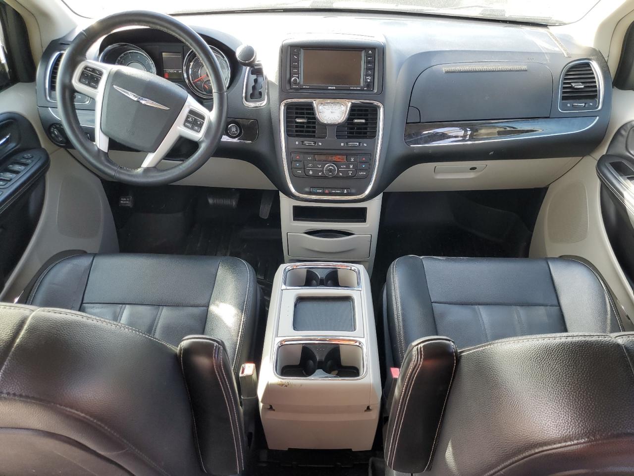 2016 Chrysler Town & Country - Image 8
