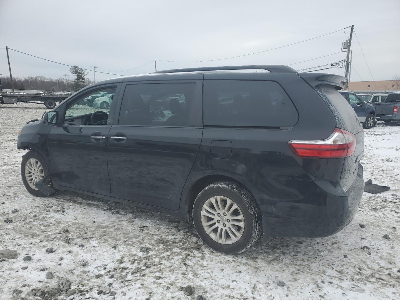2017 Toyota Sienna - Image 2